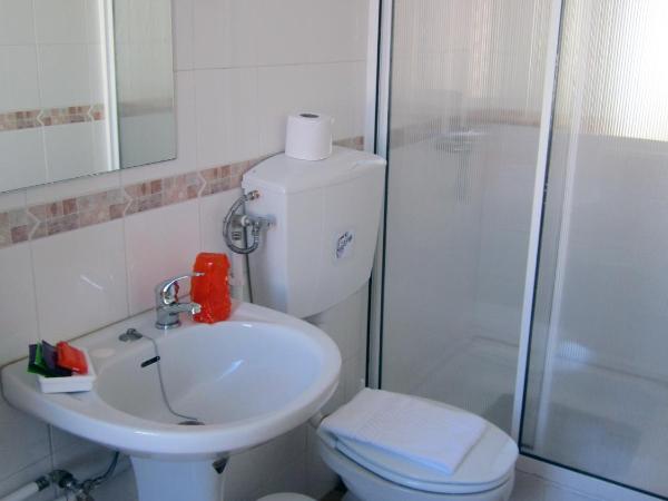 Alojamento Local Duarte's : photo 3 de la chambre chambre double avec salle de bains privative