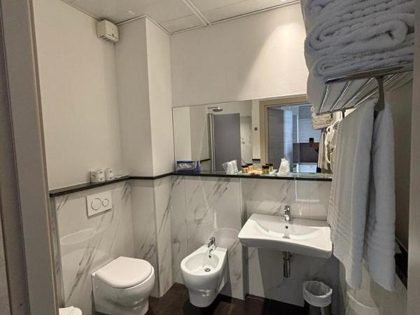 Hotel Plaza : photo 3 de la chambre chambre quadruple