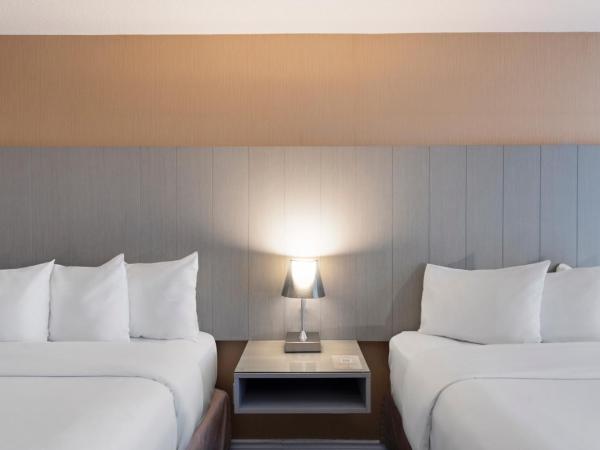 Executive Hotel Vancouver Airport : photo 6 de la chambre plaza room two double beds
