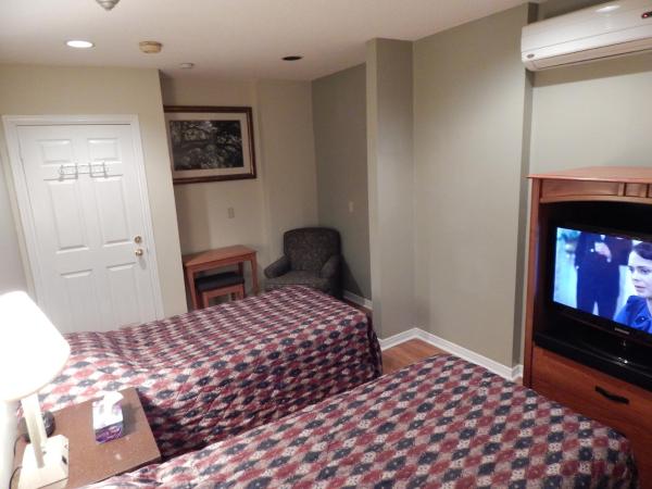 Nox Hostel : photo 6 de la chambre chambre lits jumeaux avec salle de bains commune