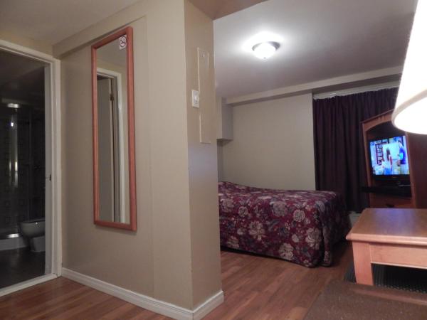 Nox Hostel : photo 2 de la chambre chambre triple avec salle de bains