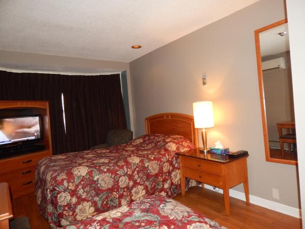 Nox Hostel : photo 5 de la chambre chambre triple avec salle de bains commune