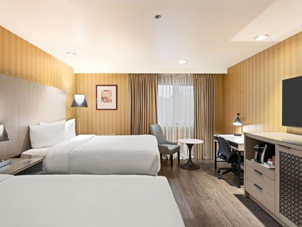 Executive Hotel Vancouver Airport : photo 7 de la chambre chambre 2 lits doubles sur cour