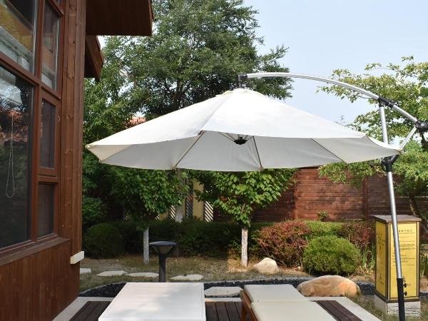 Holiday Inn Dalian Hot Spring, an IHG Hotel : photo 3 de la chambre suite lit king-size avec accès à la cour