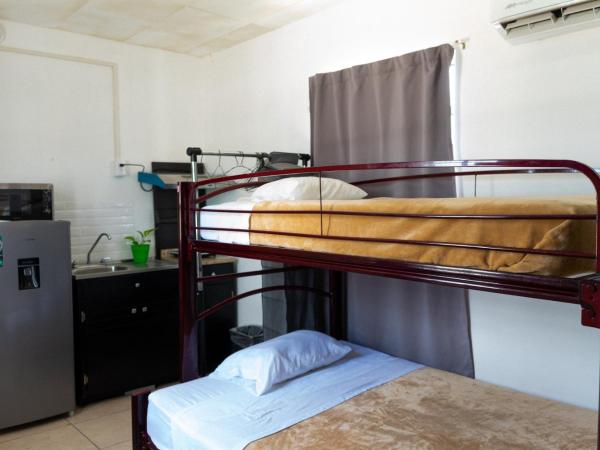 Suites Apodaca : photo 1 de la chambre chambre quadruple avec salle de bains privative