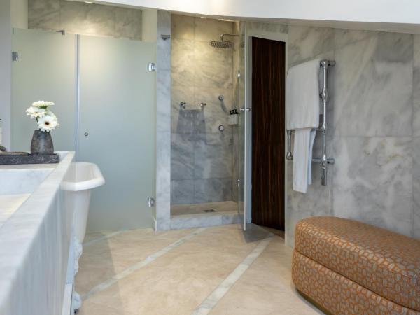 InterContinental Paris Champs Elysées Etoile, an IHG Hotel : photo 6 de la chambre suite junior lit king-size avec vue sur tour eiffel