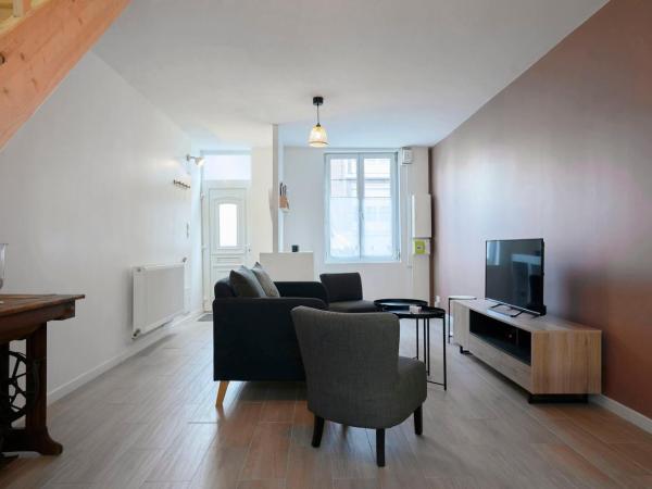 House in Lille near Euratech private terrace. : photo 6 de la chambre maison de vacances