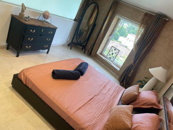 Villa St Jean SUITE Romantique : photo 4 de la chambre suite lit king-size - vue sur piscine