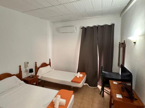 Hostal San Felipe : photo 3 de la chambre chambre double avec salle de bains commune