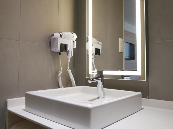 Novotel Narbonne Sud A9/A61 : photo 2 de la chambre chambre standard avec lit double et 1 canapé-lit