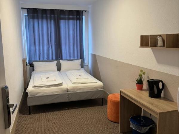 Hostel City Süd : photo 1 de la chambre chambre double avec salle de bains commune