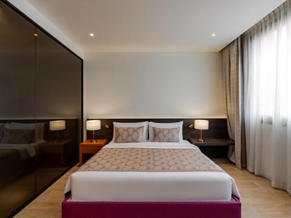 voco Monaco Dubai, an IHG Hotel, Adults Only, World Islands : photo 3 de la chambre premium king room with raining street view