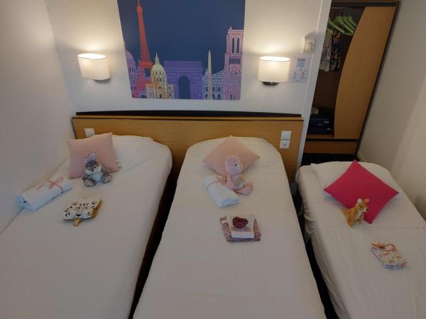 Kyriad Blois Nord : photo 4 de la chambre two adjoining rooms with 2 singles bed and an extra bed for a child under 12 years old, one double bed.