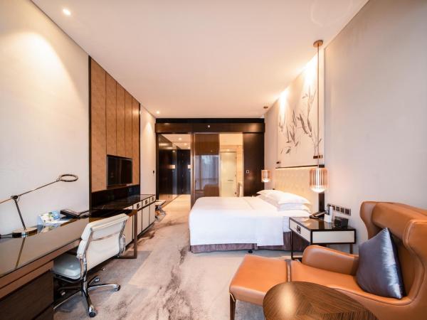 Hilton Shenzhen Futian, Metro Station at Hotel Front Door, Close to Futian Convention & Exhibition Center : photo 4 de la chambre chambre lit king-size exéctive - accès au salon