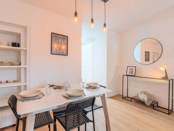 2 BR house w/ terrace, near train stations & metro : photo 6 de la chambre maison de vacances