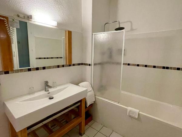 Hôtel Colisée-Verdun Centre Gare Saint-Roch : photo 7 de la chambre chambre double avec baignoire