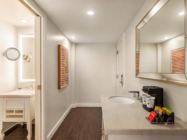 Hilton Cabana Miami Beach Resort : photo 8 de la chambre suite junior 2 lits queen-size avec balcon - côté océan