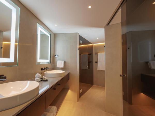 Wrest Point : photo 5 de la chambre suite lit king-size - vue sur port