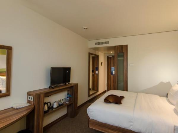 Hampton by Hilton Nürnberg City Center : photo 4 de la chambre chambre lit queen-size avec canapé-lit