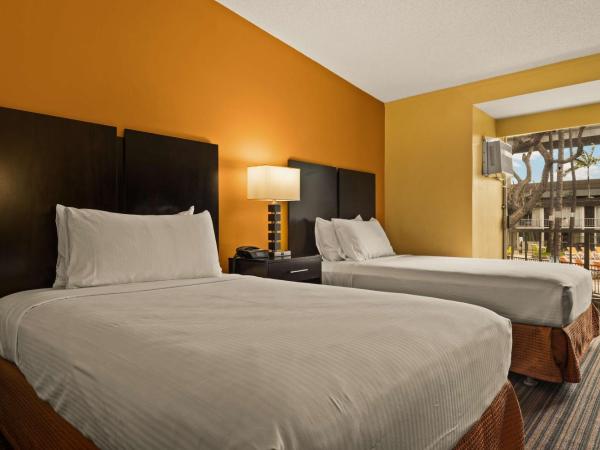 Best Western The Plaza Hotel - Free Breakfast : photo 3 de la chambre chambre double avec 2 lits doubles et vue sur la cour