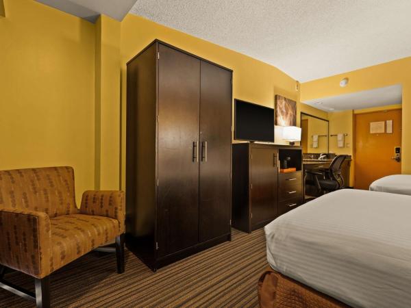 Best Western The Plaza Hotel - Free Breakfast : photo 4 de la chambre chambre double avec 2 lits doubles et vue sur la cour