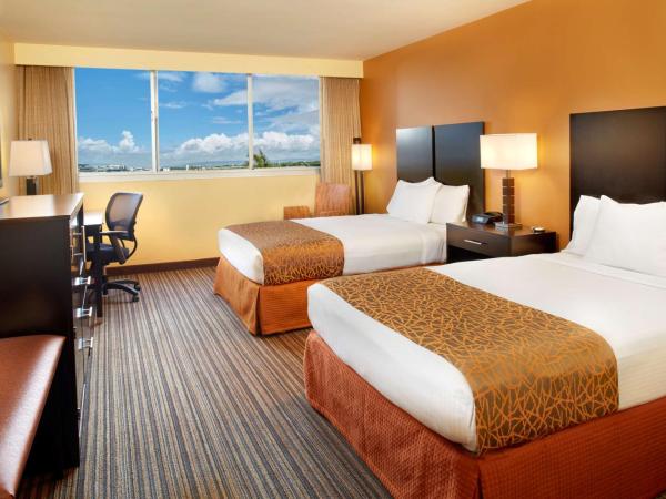 Best Western The Plaza Hotel - Free Breakfast : photo 1 de la chambre chambre avec 2 lits doubles et douche accessible en fauteuil roulant - accessible aux personnes à mobilité réduite