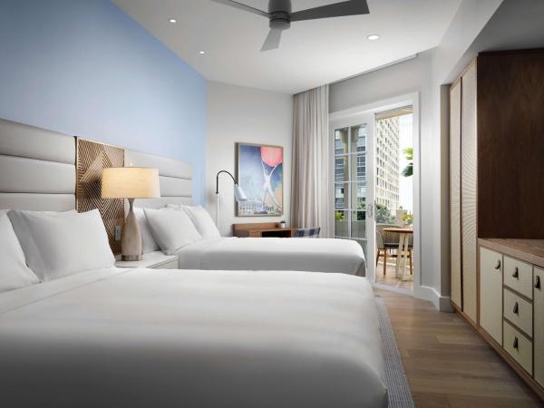 Shore House at The Del, Curio Collection by Hilton : photo 1 de la chambre chambre avec 2 lits queen-size - vue sur baie