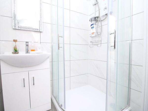 Cardiff Private Double Room with Shared Bathroom Wi-Fi And Free On-Street Parking : photo 10 de la chambre chambre double deluxe