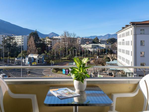 Hotel Rondinella Locarno : photo 10 de la chambre chambre double confort avec balcon