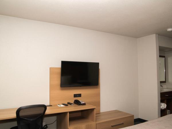 Quality Inn Portland Airport PDX : photo 3 de la chambre chambre lit king-size standard - non-fumeurs