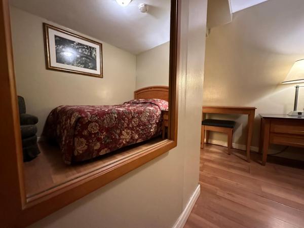 Nox Hostel : photo 10 de la chambre chambre triple avec salle de bains commune