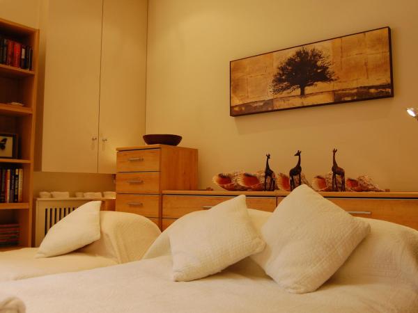 Georgiana's Guesthouse : photo 2 de la chambre chambre double avec salle de bains privative