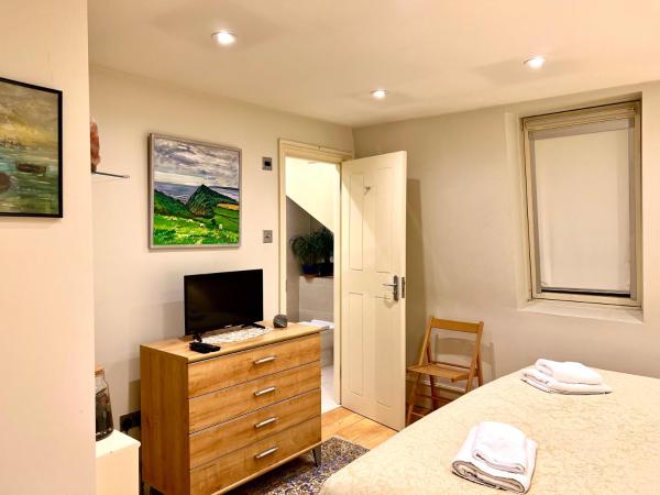 Georgiana's Guesthouse : photo 4 de la chambre chambre double avec balcon