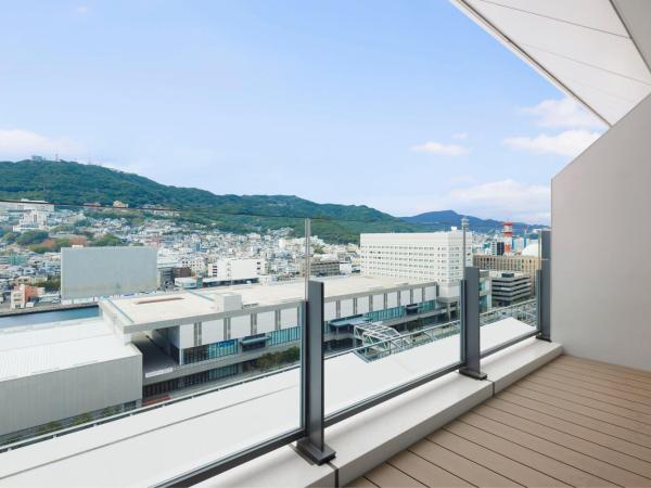 Nagasaki Marriott Hotel : photo 2 de la chambre premium king room with sofa bed, balcony and mountain view