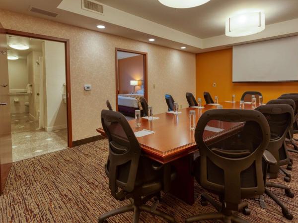 Drury Inn & Suites Indianapolis Northeast : photo 1 de la chambre chambre lit king-size - accessible aux personnes à mobilité réduite