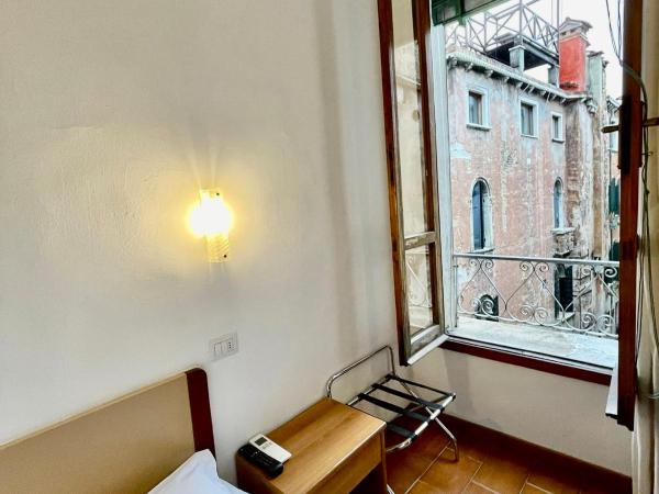 Hotel Canada : photo 3 de la chambre chambre lits jumeaux standard avec vue sur le canal