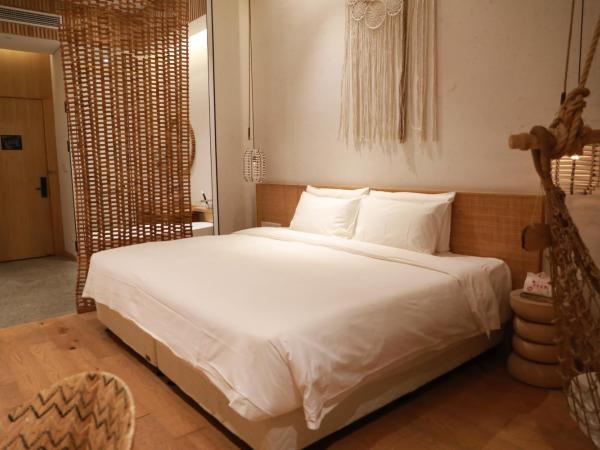Shanghai Pudong Airport Moonlo Hotel - Pet Friendly : photo 4 de la chambre chambre lit king-size - vue sur jardin