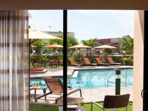 Courtyard by Marriott Fort Lauderdale East / Lauderdale-by-the-Sea : photo 2 de la chambre chambre king avec canapé-lit et balcon