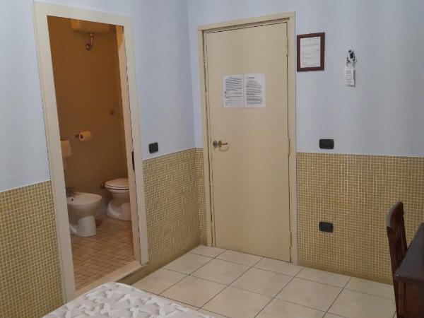 Hotel Vittorio Veneto Napoli : photo 1 de la chambre chambre simple avec salle de bains privative