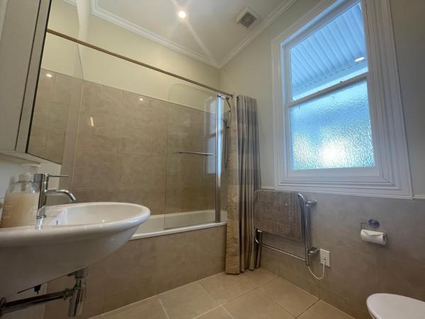 Western Springs Villa to Auckland Central Heritage Villa : photo 9 de la chambre chambre lit king-size