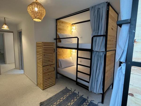 Socco Hostel : photo 1 de la chambre chambre quadruple avec salle de bains privative