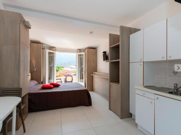 Hôtel et Résidence Ta Kladia - Omigna : photo 3 de la chambre studio n12 - 24 m² - vue sur parking (2 adultes + 1 enfant maximum)