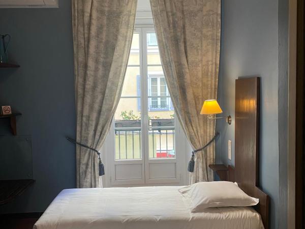 Hotel Central Bastia : photo 2 de la chambre chambre lits jumeaux avec balcon