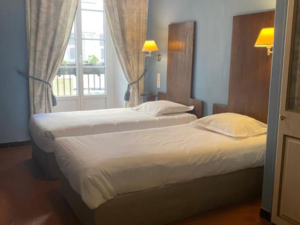 Hotel Central Bastia : photo 3 de la chambre chambre lits jumeaux avec balcon