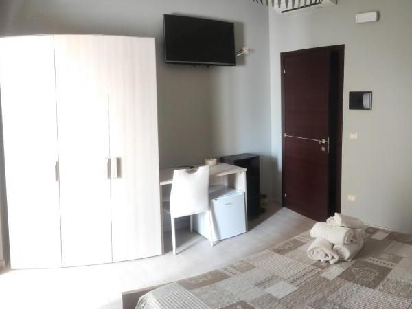 Guest House Elettra : photo 4 de la chambre chambre lits jumeaux avec douche