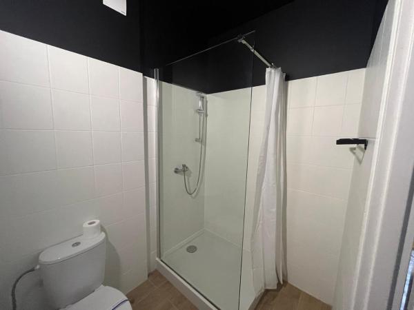 Grey Poznań Pokój z łazienką , Darmowy parking, Zameldowanie Bezobsługowe : photo 5 de la chambre chambre double avec salle de bains privative