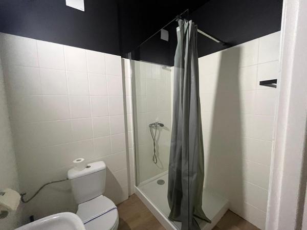 Grey Poznań Pokój z łazienką , Darmowy parking, Zameldowanie Bezobsługowe : photo 5 de la chambre chambre double avec salle de bains privative