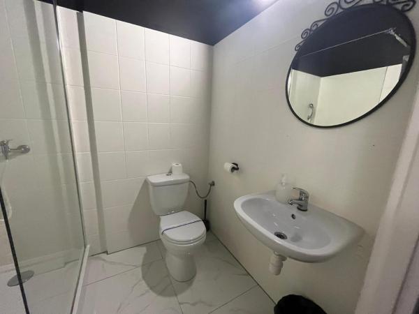 Grey Poznań Pokój z łazienką , Darmowy parking, Zameldowanie Bezobsługowe : photo 6 de la chambre chambre double avec salle de bains privative