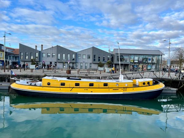 UNE PENICHE DANS LE BASSIN À FLOT DU VIEUX PORT : photo 1 de la chambre mobile home