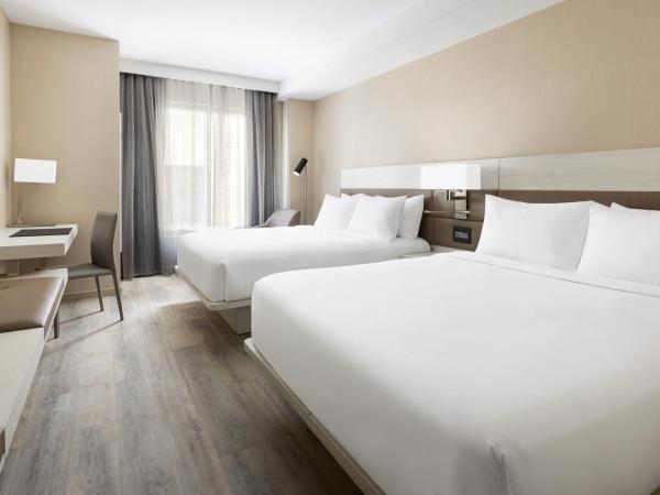 AC Hotel by Marriott Jacksonville St Johns Town Center : photo 1 de la chambre chambre avec 2 lits queen-size et canapé-lit - vue sur ville